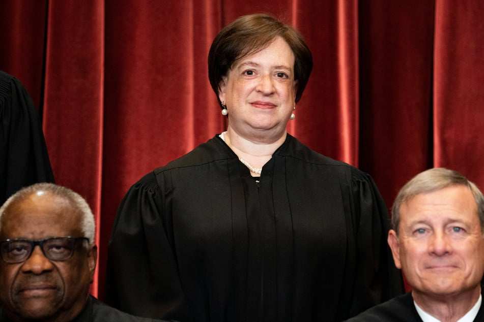 Liberal Justice Elena Kagan (c.) argued that the vaccine mandates are necessary to protect employees from grave danger.
