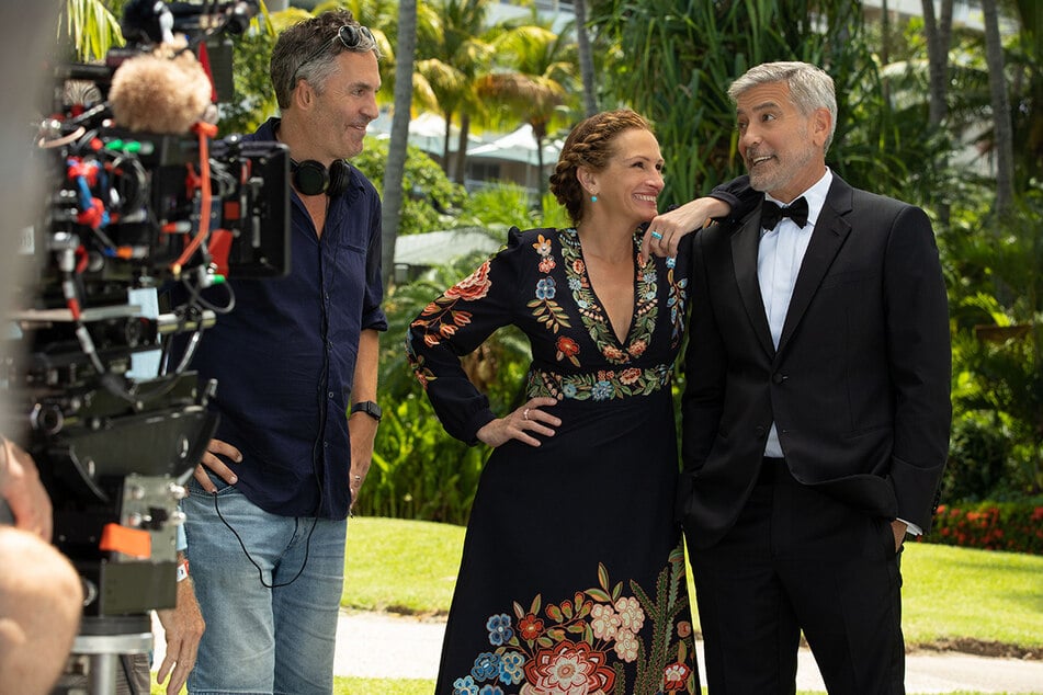 Die Liebeskomödie "Ticket ins Paradies" ist sowohl für Julia Roberts (54, M.) als auch für George Clooney (61, r.) das erste Projekt dieser Art seit einiger Zeit.
