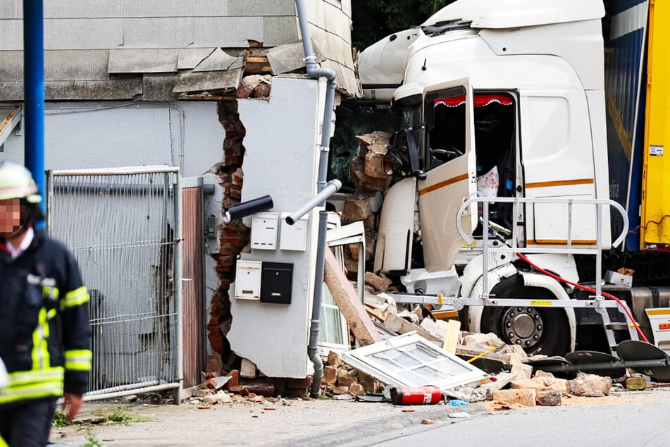 Unfall in Groß-Bieberau am nördlichen Rand des Odenwalds: Ein Lastwagen donnerte frontal gegen ein Haus, der Fahrer kam verletzt in eine Klinik.