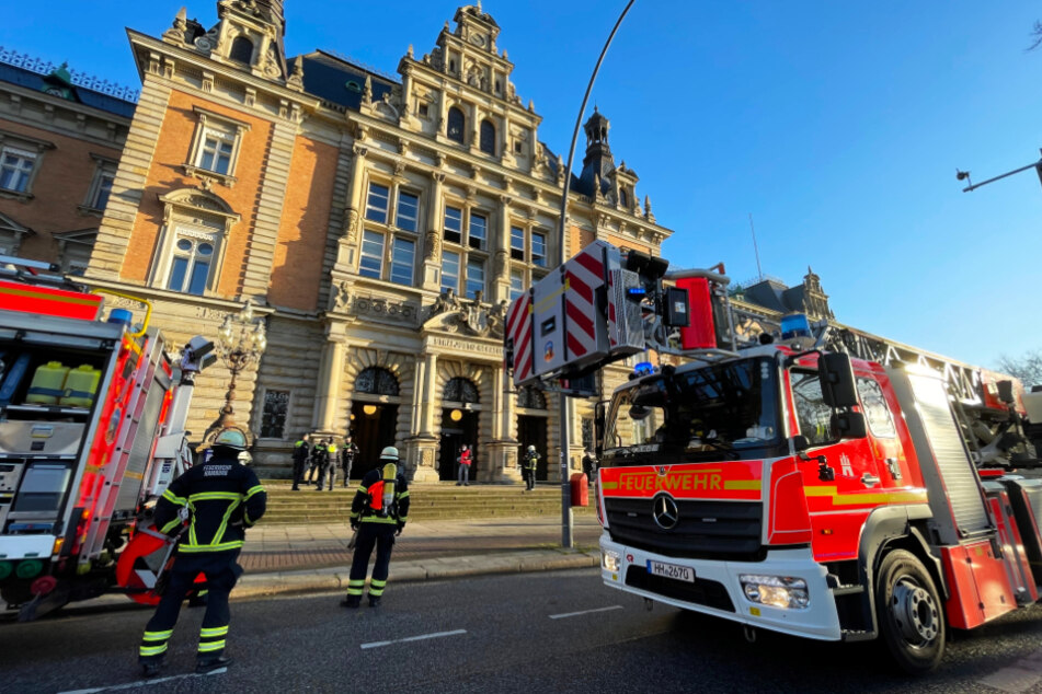 Die Feuerwehr im Einsatz beim Hamburger Strafjustizgebäude.
