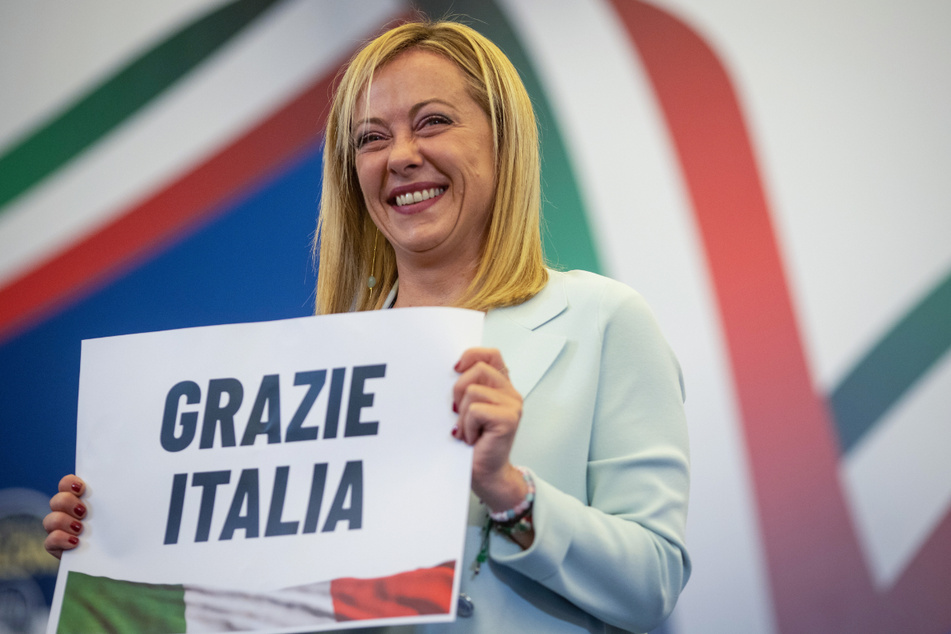 Giorgia Meloni (45), Vorsitzende der rechtsradikalen Partei Fratelli d'Italia (Brüder Italiens), bedankt sich für das gute Wahlergebnis.