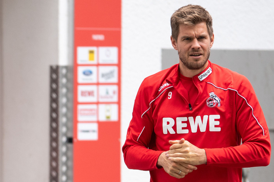 FC-Stürmer Simon Terodde macht sich im Urlaub Gedanken über seine Zukunft.