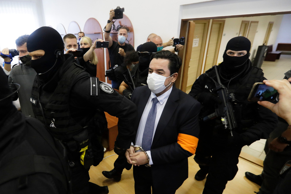 Marian Kocner (Mi.), Drahtzieher des Mordes an dem Enthüllungsjournalisten Jan Kuciak und seiner Verlobten Martina Kusnirova, wird von bewaffneten Polizeibeamten zur Verhandlung eskortiert.