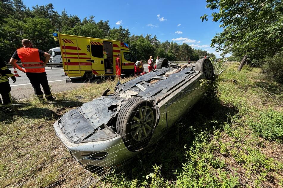 Der Mazda wurde von der Fahrbahn geschleudert und überschlug sich in der Folge.