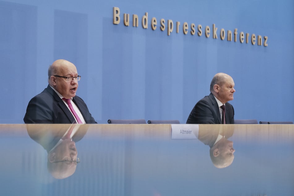 Peter Altmaier (CDU, l), Bundesminister für Wirtschaft und Energie, und Olaf Scholz (SPD), Finanzminister, geben eine Pressekonferenz zu den neuen Corona-Hilfen für die Wirtschaft. Scholz spricht sich für eine Steuererhöhungen für Topverdiener aus, allerdings erst nach der Krise.