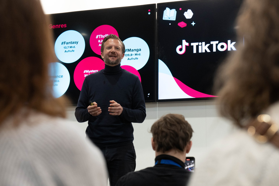 Tobias Henning von TikTok Deutschland sprach auf dem Panel "#BookTok" am Freitag auf der Leipziger Buchmesse.