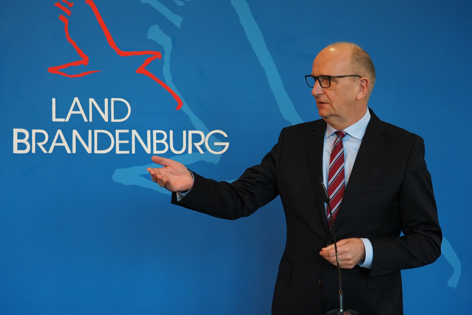 Dietmar Woidke (59, SPD), Ministerpräsident von Brandenburg, spricht während einer Pressekonferenz zu den "Perspektiven zur Bewältigung der Corona-Pandemie für Brandenburg". (Archivbild)