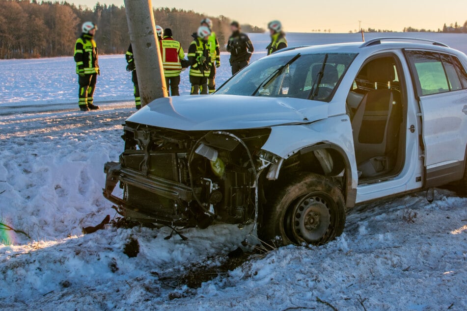 VW kracht in Baum: Fahrerin schwer verletzt