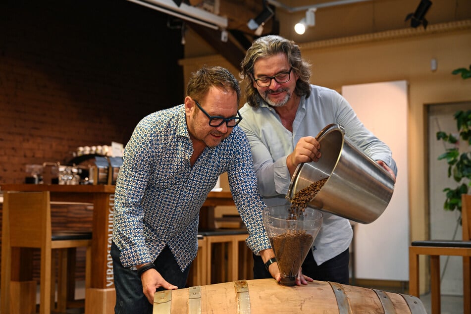 Whisky-Manufaktur-Chef Frank Leichsenring (65, r.) und Rösterei-Chef Karsten Lehmann (56) schütten die Kaffeebohnen ins Whiskyfass.