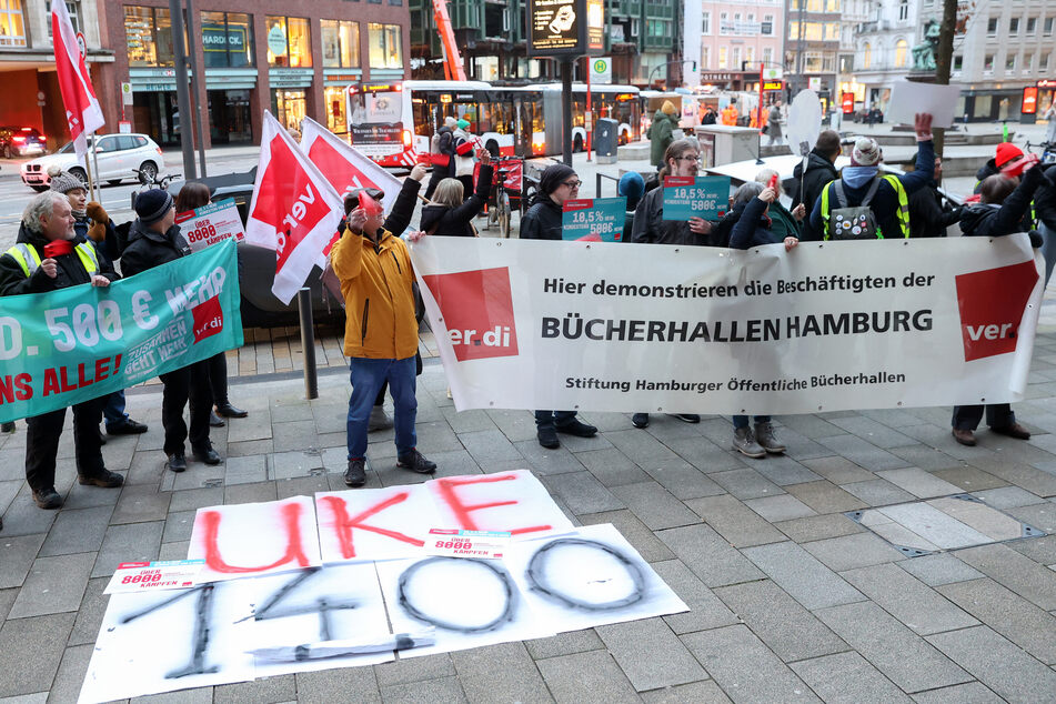 Hamburg: Beschäftigte im öffentlichen Dienst demonstrieren vor Finanzbehörde