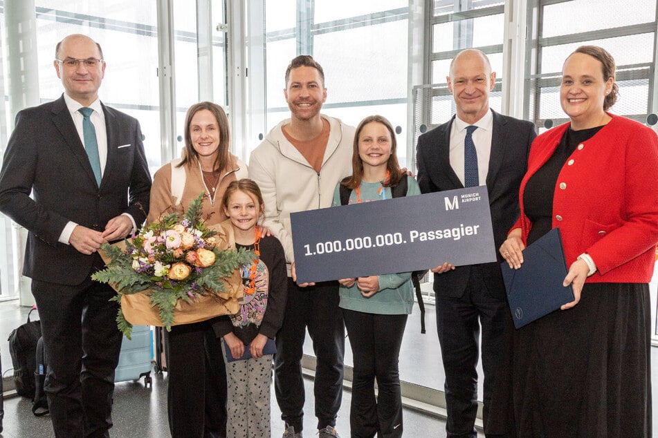 Bezpośrednio przy bramce przywitali ministra Alberta Fürackera (z lewej), Roswithę Becker, wiceprezes ds. operacji Lufthansa Airlines w Monachium (z prawej), oraz Josta Lammersa, dyrektora generalnego lotniska w Monachium (z prawej, drugi plan), zwyciężczynię Amandę Walls (z lewej, drugi plan) i jej rodzinę.