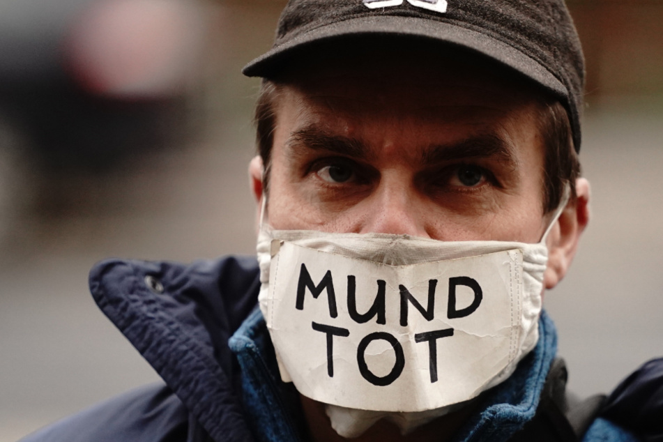 Macht aus seiner Meinung keinen Hehl: ein Teilnehmer einer Demonstration gegen die Corona-Maßnahmen in Berlin.