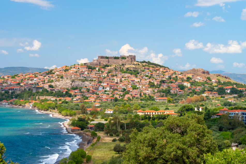 Ein Blick auf die wunderschöne Stadt Molyvos im Norden von Lesbos.