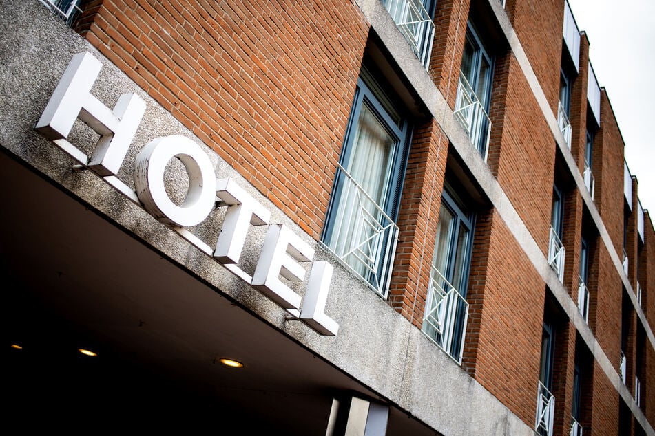 Niedersachsen, Hannover: Der Schriftzug „Hotel“ hängt an der Fassade eines Hotels in der Innenstadt.