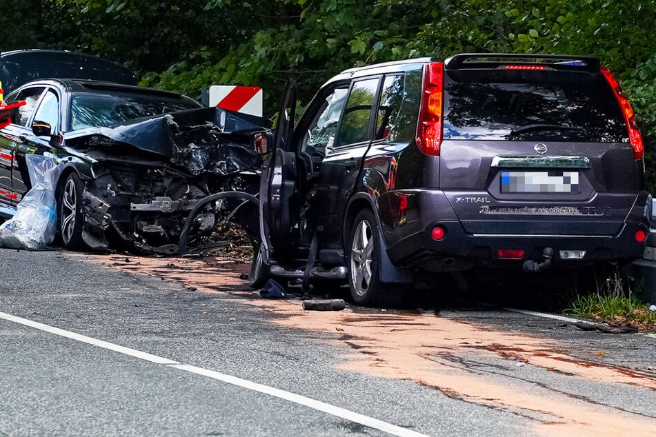 Schrecklicher Crash auf Landstraße: BMW kracht in Nissan, 17-Jährige verliert Leben