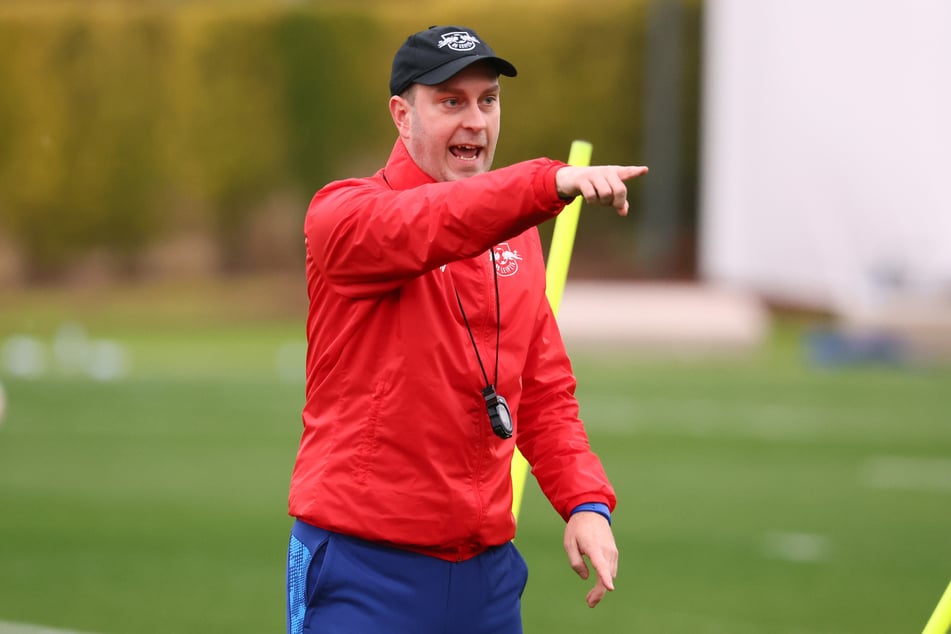 RB-Trainer Ole Werner begrüßte sein Team kurz nach der Ankunft direkt auf dem Platz.