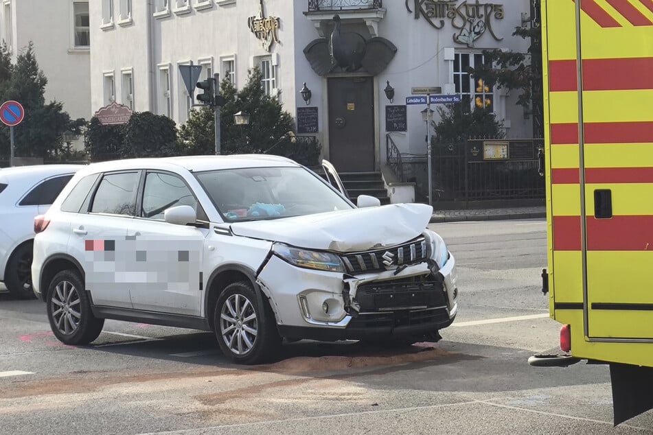 Mindestens eine Person erlitt bei dem Unfall Verletzungen. Die beiden Fahrzeuge, ein VW und ein Suzuki, wurden stark beschädigt