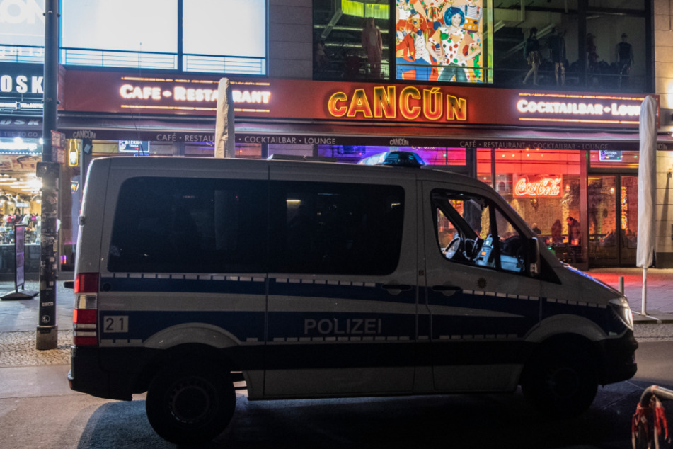 Die Polizei ist die Kneipen der Hauptstadt abgefahren und hat sie wegen der Coronavirus-Epidemie geschlossen.