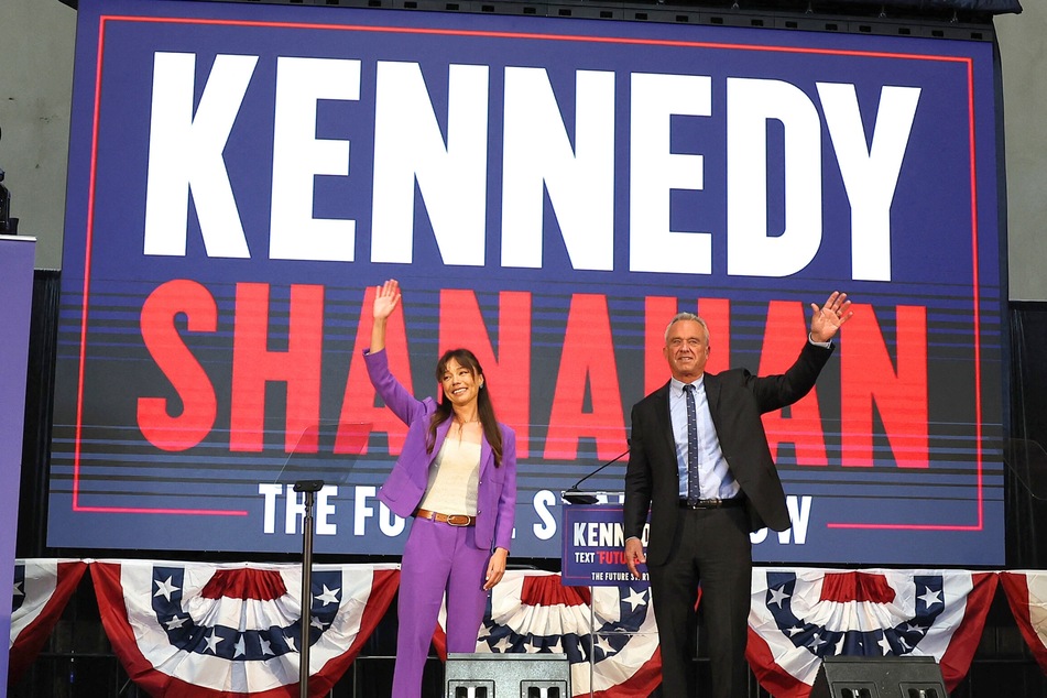 Independent presidential candidate Robert F. Kennedy Jr. (r.) and his vice presidential pick Nicole Shanahan on stage during a campaign event in Oakland, California on March 26, 2024.