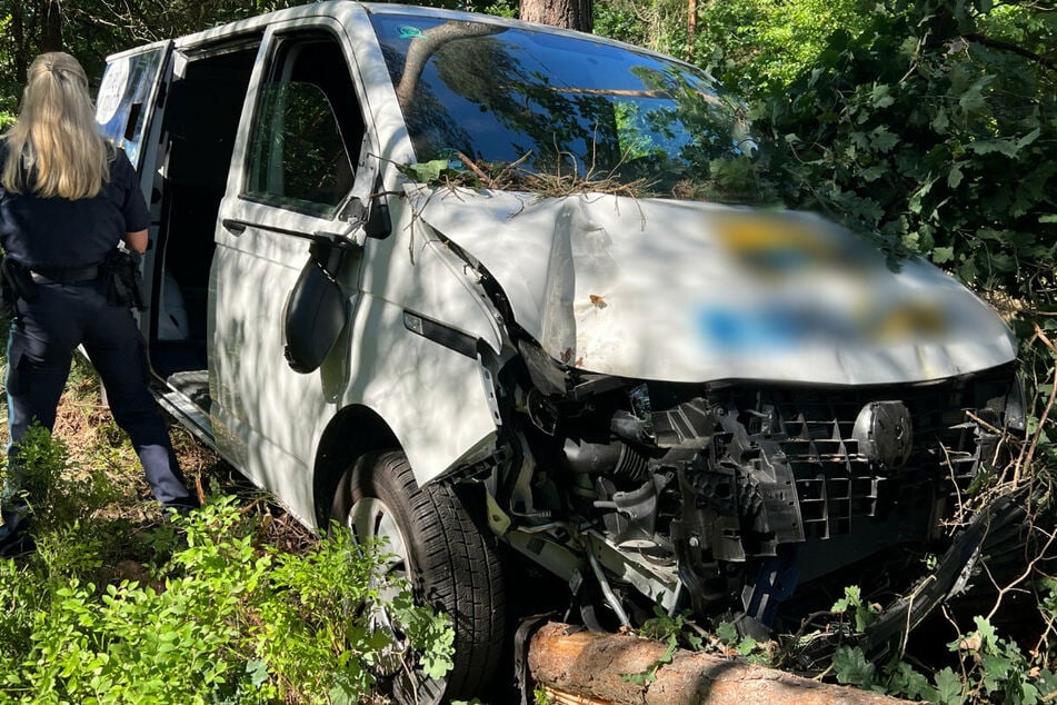 Verunfallter VW-Bus im Wald entdeckt! Was ist passiert - und wo ist der Fahrer?