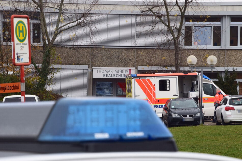 Östringen, 23. November 2020: Einsatzkräfte an der Thomas-Morus-Realschule.