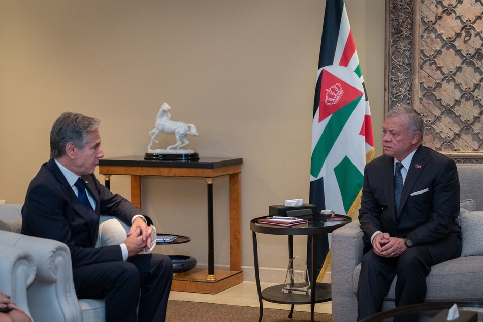 Abdullah II. (61, r), König von Jordanien, spricht mit Antony Blinken (61), Außenminister der USA.