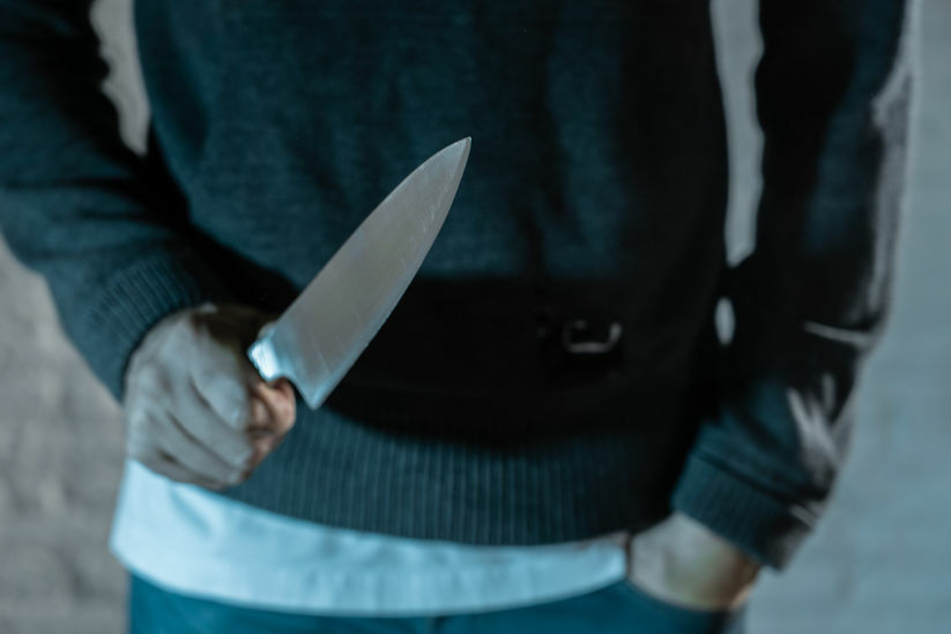 Ein 32-Jähriger hat mit einem Messer auf seine ein Jahr jüngere Ehefrau eingestochen. (Symbolbild)