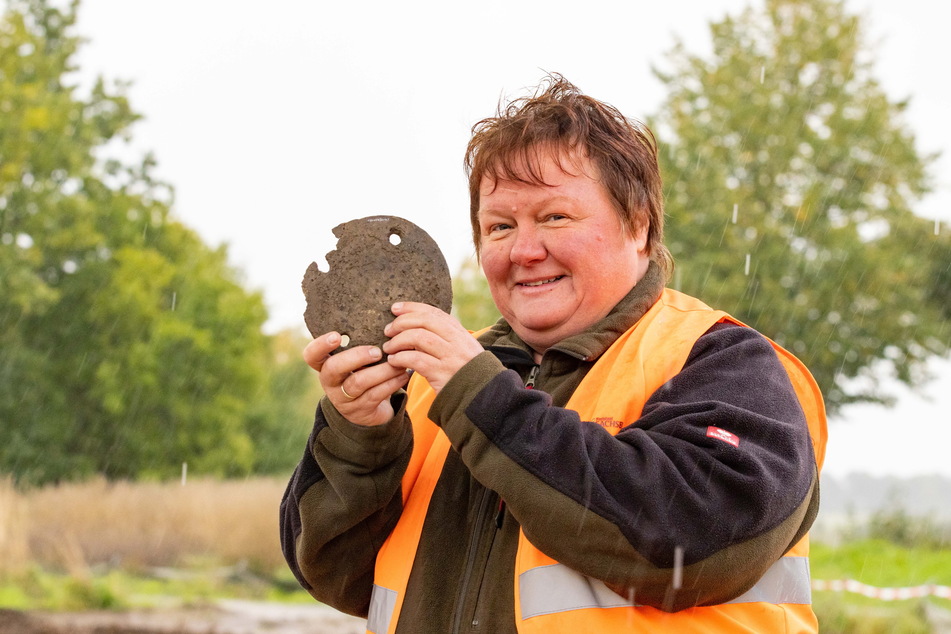 Grabungsleiterin Yvonne Heine (50) mit einem Gefäßdeckel. Funde wie dieser sind selten.