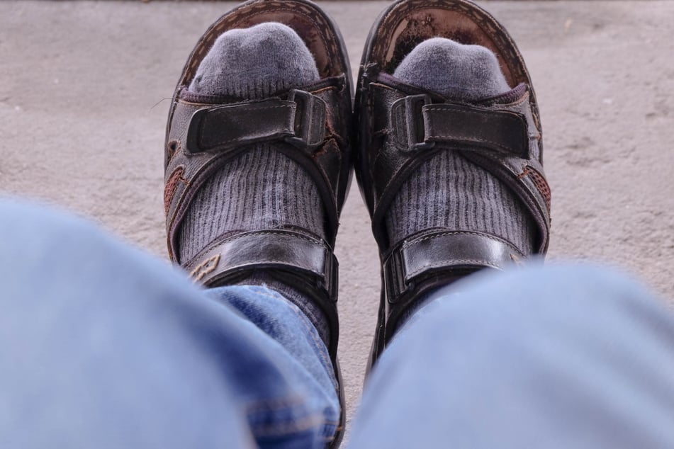 Damit beschützen Männer ihre Jungfräulichkeit: Die Sandalen-Socken-Kombination kommt bei Frauen gar nicht gut an. (Symbolfoto)