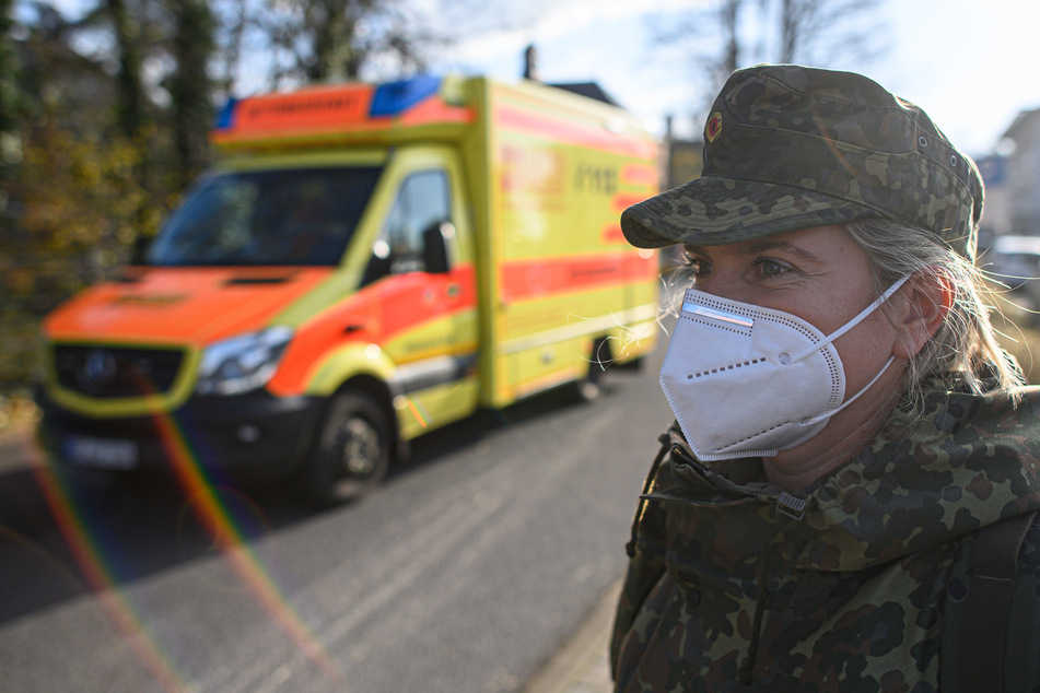 Die gestiegenen Corona-Infektionszahlen führen in immer mehr Krankenhäusern zu mehr Covid-19-Patienten. Im Landkreis Görlitz kommt nun auch den Kliniken die Bundeswehr zu Hilfe.