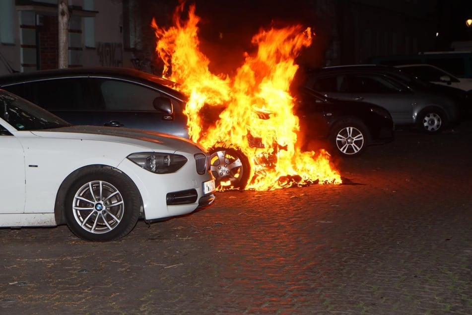 In Berlin-Neukölln stand ein Auto in Flammen.