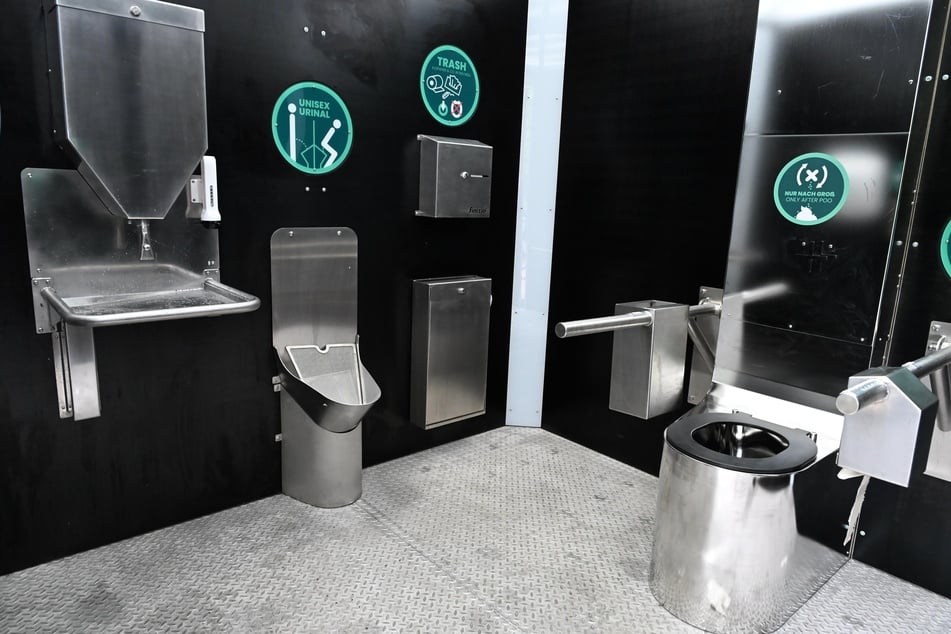 So sieht das Toiletten-Häuschen von innen aus.