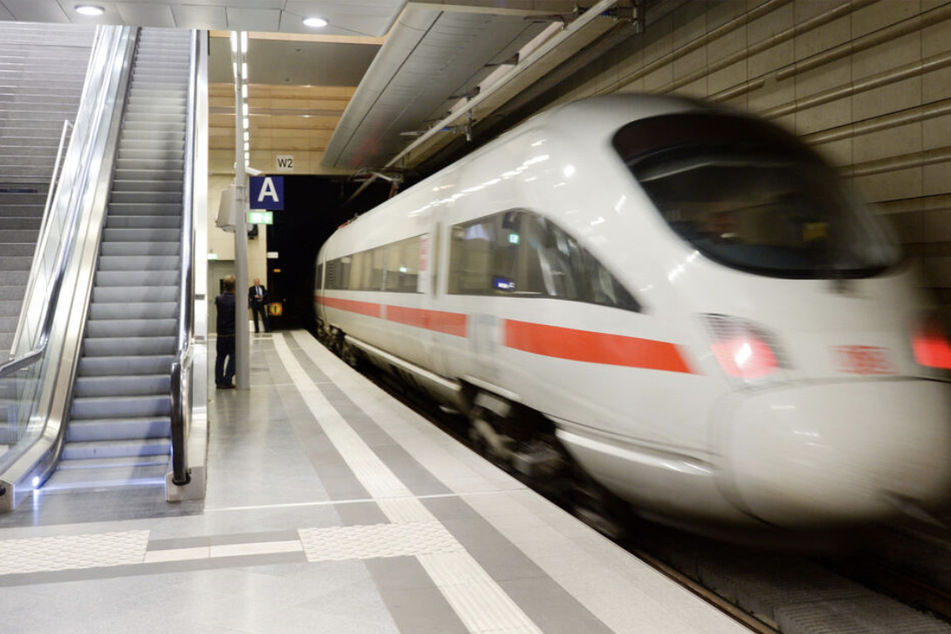 Die Bundespolizei warnt nach einem Fund im ICE Frankfurt-Leipzig vor präparierten Steckern in Schnellzügen. (Symbolbild)