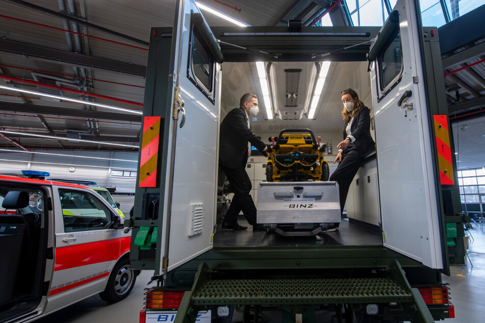 Binz"-Chefin Cathrin Wilhelm zeigte Wirtschaftsminister Martin Dulig (47, SPD) einen Rettungswagen.