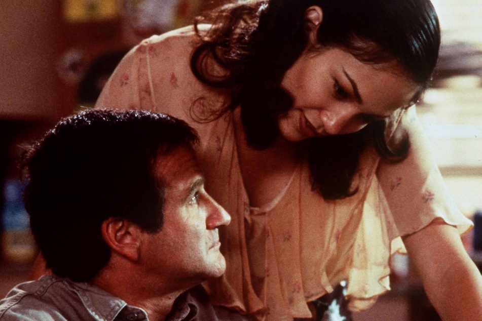 Jennifer Lopez honored the late Robin Williams (l.) with a throwback clip from their 1995 movie, Jack.