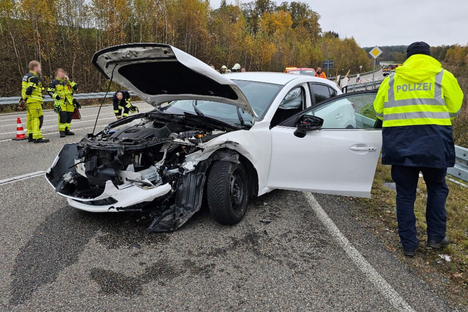 Die Fahrer der beiden Unfallautos wurden mit leichten Verletzungen in ein Krankenhaus gebracht.