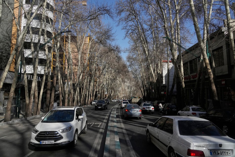 Autos fahren auf einer Straße im Norden Teherans.