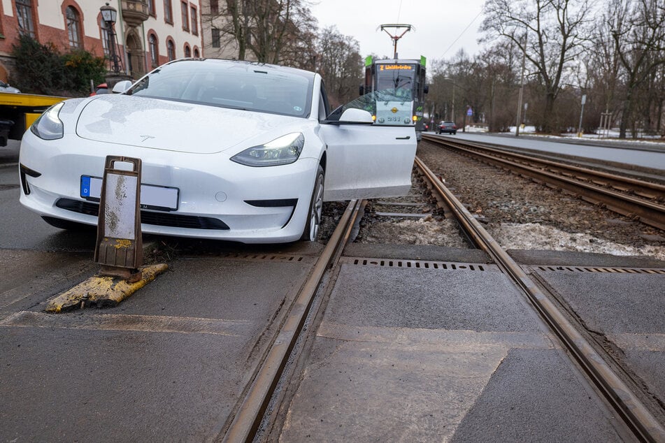 Der Tesla fuhr etwa 150 Meter im Gleisbett und kam dann nicht weiter.