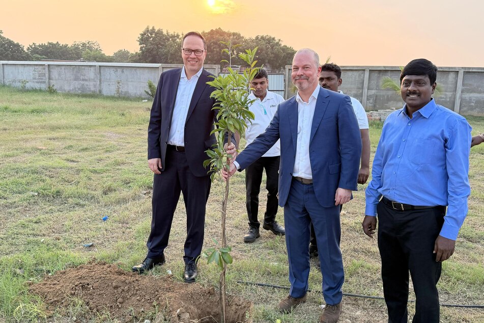 Nahe der Fabrik pflanzten Firmenchef und Minister einen Mango-Baum als Symbol für Nachhaltigkeit.