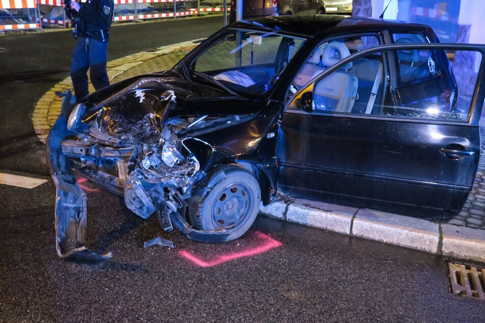 Der VW wurde nach dem Zusammenstoß mit dem Opel auf den Fußweg geschleudert.