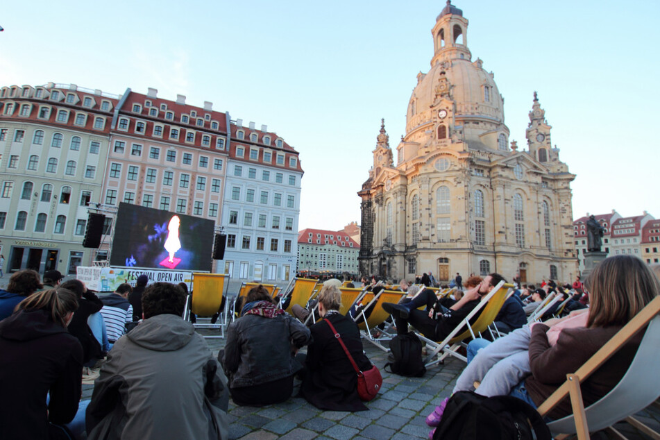 Viele Filmbeiträge werden open-air auf dem Neumarkt in Dresden gezeigt.