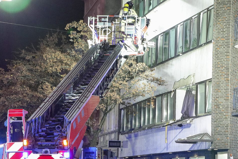 Heftige Explosion in Obdachlosen-Unterkunft, 80 Feuerwehrkräfte vor Ort im Einsatz