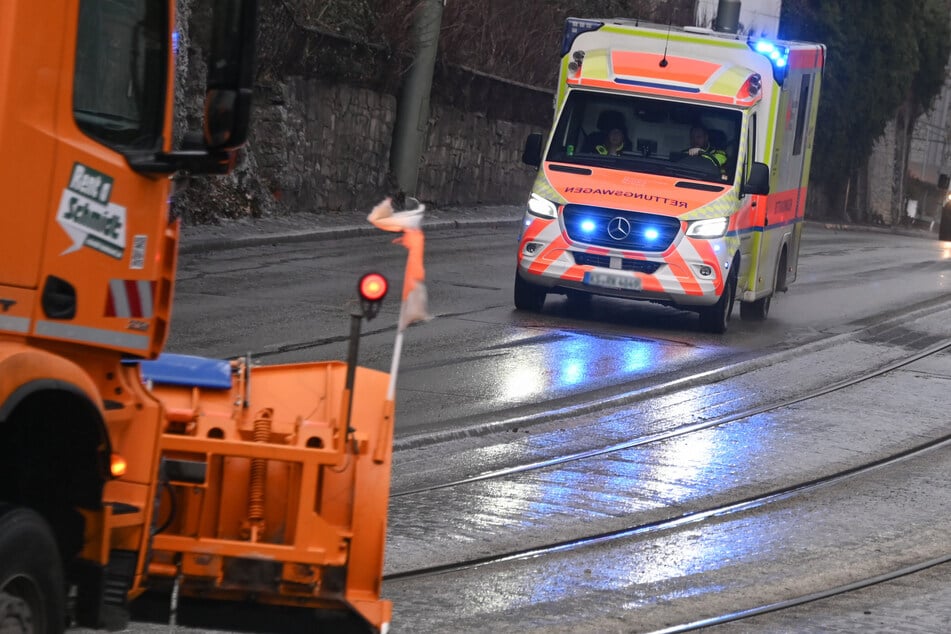 Unfall A14: Tödlicher Unfall auf A14: Transporter kracht in Winterdienst-Laster