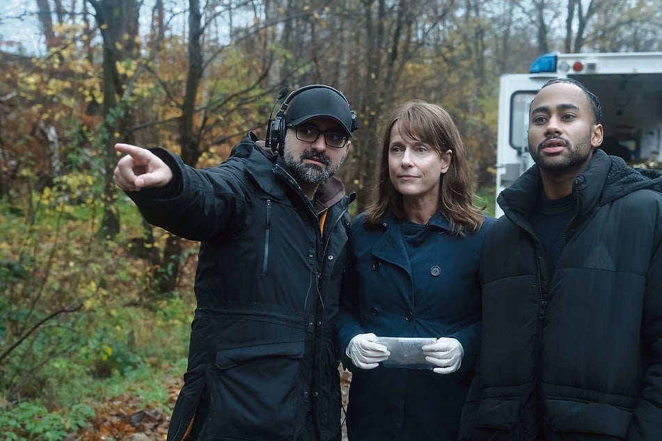 Der aktuelle "Polizeiruf 110" war der letzte Film von Pablo Grant (†26, r.), der hier eine Szene mit Regisseur Umut Dag (43) und Claudia Michelsen (56) bespricht.