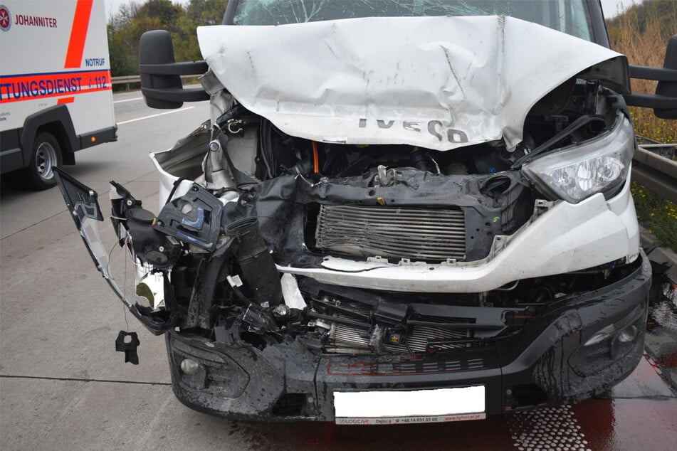 Unfall A2: Sekundenschlaf auf der A2: Transporter kracht ungebremst in Lkw!