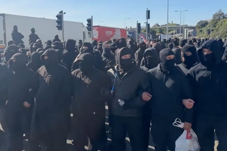 Rechte Proteste gegen Migranten: Hunderte Vermummte belagern Hafen und blockieren Zufahrt