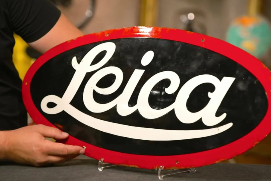 Das bombierte Emailleschild mit der Aufschrift "Leica" stammt aus dem Jahr 1930 und soll laut Expertise bis zu 2500 Euro wert sein.