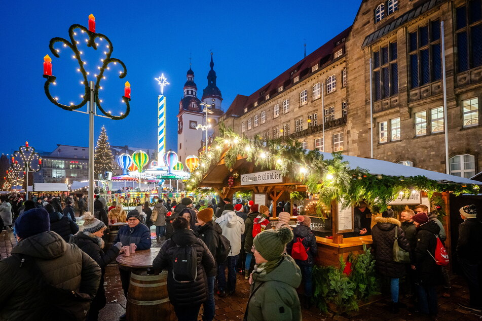 Trotz der hohen Preise: Der Chemnitzer Weihnachtsmarkt war am Eröffnungstag gut besucht.