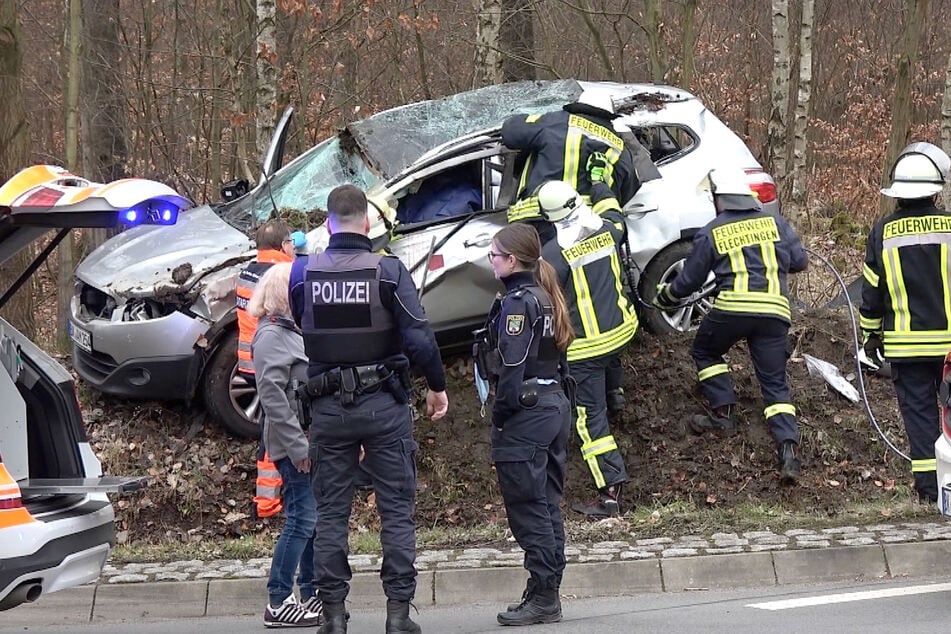 Ein Auto streifte die Verkehrsinsel eines Kreisverkehrs und raste dann in eine Waldböschung.