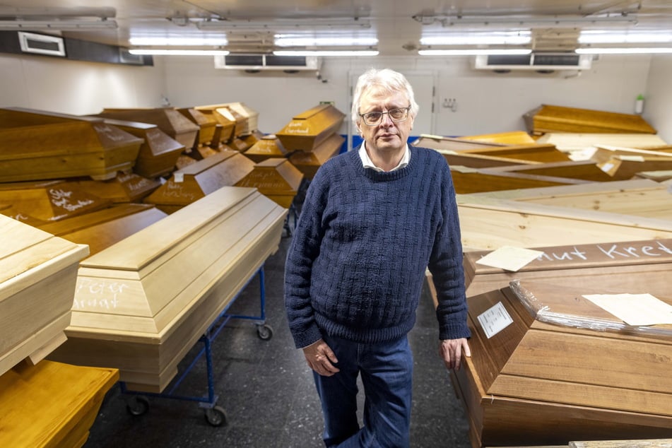 Jörg Schaldach (61) in der alten Leichenhalle. Sein Krematorium baut er aus, weil der Platz einfach nicht reicht.